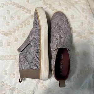 Tom’s sneakers